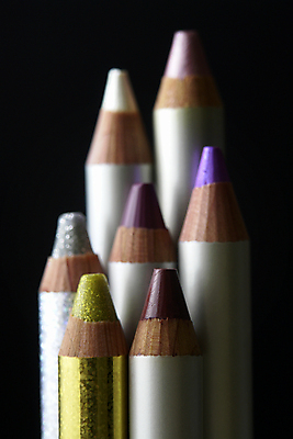 포토 JPG 해외이미지 여자 장신구 검은배경 불꽃 그림자 사람없음 빛 뷰티 연필 유행 페인트 화장품 그룹 우아함 오브젝트 그림 아이섀도 아이라이너 줄서기 해외포토 백그라운드 컨셉 모션 불 학용품 사람 필기구 검은색 파일형식 이미지허브