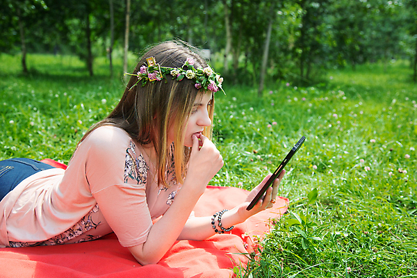 포토 JPG 해외이미지 백인 학생 라이프스타일 공원 여자 딸 포즈 텍스트 통신 청소년 모바일 한명 미소 사람 성인 야외 여름 스마트폰 핸드폰 외침 메시지 만들기 긍정 통화 채팅 해외포토 서양인 1 계절 공공시설 컨셉 가족 모션 표정 생활 전자제품 스마트기기 소리 파일형식 이미지허브