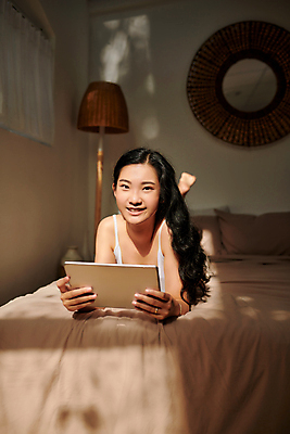 포토 JPG 해외이미지 전신 여자 여유 엎드리기 휴식 실내 한명 들기 동양인 성인 앞모습 태블릿 침실 침대 성인여자한명만 집콕 해외포토 1 감정 뷰포인트 가구 컨셉 모션 사람 인종 내부 전자제품 스마트기기 신조어 여자한명만 성인여자만 파일형식 앳홈라이프 이미지허브