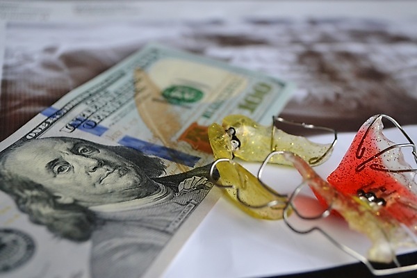 포토 JPG 해외이미지 종이 장갑 지폐 돈 비즈니스 치과 사람없음 초록색 금융 경제 뷰티 달러 쪽지 미국 시험 저축 의사 유로 구멍 재산 치아 부식 치과의사 투자 합성 그라인더 턱 계산서 고립 돌봄 썩음 유대감 해외포토 잡화 교육 컬러 북아메리카 모션 병원 의료진 소화기관 커피용품 파일형식 이미지허브