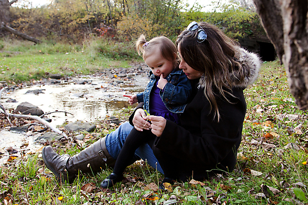 포토 JPG 해외이미지 여자 딸 행복 어린이 포즈 밭 가족 자연 엄마 휴식 함께함 사랑 앉기 잔디 두명 유행 재킷 가을 잡기 위치 걸음마 돌봄 해외포토 식물 계절 감정 컨셉 농업 관계 모션 사람 외투 생태계 파일형식 이미지허브