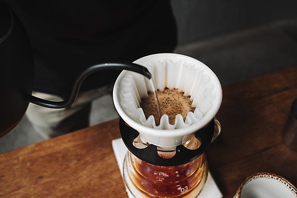 포토 JPG 해외이미지 남자 커피 주전자 실내 한명 성인 앞모습 아웃포커스 물 카페 하반신 붓기 나무탁자 드립커피 핸드드립 성인남자한명만 해외포토 자연요소 1 음료 뷰포인트 모션 탁자 주방용품 촬영기법 사람 내부 상점 커피용품 남자한명만 성인남자만 파일형식 이미지허브