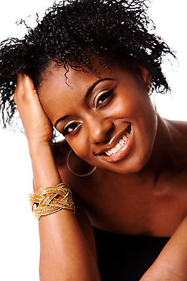 포토 JPG 해외이미지 여자 행복 감정 얼굴 한명 미소 뷰티 머리 유행 검은색 흰색 표현 치아 해외포토 1 컬러 표정 사람 신체부위 소화기관 파일형식 이미지허브