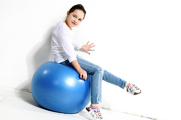 포토 JPG 해외이미지 1 응시 여자 행복 어린이 스포츠 포즈 신발 티셔츠 신체 공 놀이 운동선수 갈색머리 건강 한명 미소 사람 앉기 파란색 컬러풀 운동 숫자 활발 흰색 청바지 원형 오브젝트 체조 풍선 고무 돌봄 해외포토 도형 문자 헤어스타일 시선 감정 컬러 컨셉 셔츠 바지 모션 표정 파일형식 이미지허브