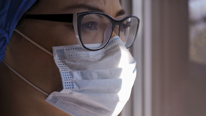 포토 JPG 해외이미지 백인 직업 손 여자 과학 장갑 유니폼 창문 실내 건강 병원 가면 한명 서기 미소 안전 사람 글로벌 약 건강관리 간호사 의사 긴급 잡기 자신감 바이러스 보호 질병 위험 감염 전염병 해외포토 서양인 1 잡화 옷 감정 컨셉 의학 모션 표정 관리 내부 신체부위 의료진 파일형식 이미지허브