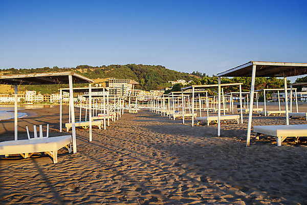 포토 JPG 해외이미지 모래 바다 섬 여행 의자 우산 태국 자연 하늘 휴가 휴식 풍경 사람없음 야외 물 여름 파란색 태양 여행객 맑음 침묵 낭만 흰색 전원 침대 휴양지 양산 발리 이국적 터키석 파라다이스 수평선 해외포토 자연요소 계절 아시아 컬러 가구 컨셉 날씨 사람 소리 장소 전기에너지 보석 생태계 인도네시아 파일형식 이미지허브