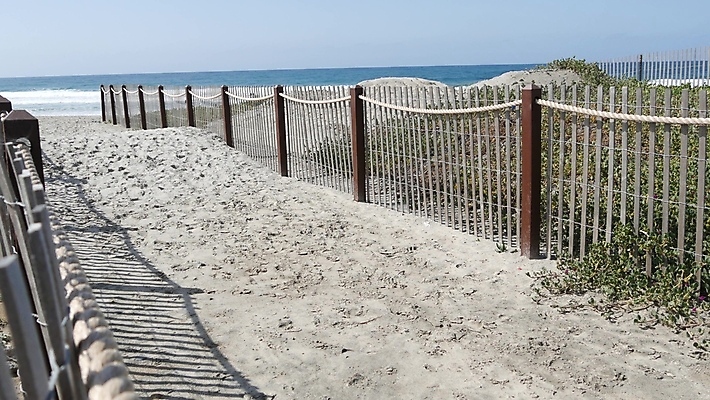 포토 JPG 해외이미지 길 밧줄 줄 모래 파도 바다 휴가 해변 사람없음 목재 물 울타리 맑음 미국 흰색 판넬 코드 오솔길 캘리포니아 로스앤젤레스 그리너리 해외포토 자연요소 나무 컬러 북아메리카 재료 날씨 담장 파일형식 트랜드컬러 이미지허브