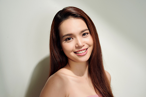 포토 JPG 해외이미지 응시 여자 회색배경 실내 한명 상반신 성인 앞모습 옆모습 뷰티 성인여자한명만 해외포토 1 시선 뷰포인트 백그라운드 사람 내부 회색 여자한명만 성인여자만 파일형식 이미지허브