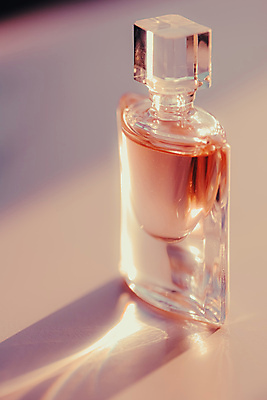 포토 JPG 해외이미지 실내 사람없음 뷰티 화장품 향수 향수병 브랜딩 세련 분홍색배경 해외포토 분홍색 백그라운드 내부 병_담는 파일형식 이미지허브