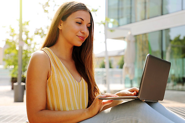 포토 JPG 해외이미지 백인 학생 라이프스타일 응시 공원 여자 교육 행복 인터넷 비즈니스 통신 청소년 자연 무선통신 한명 사람 앉기 성인 야외 초록색 노트북 컴퓨터 뷰티 공책 타이핑 도시 업무 작업 비즈니스우먼 무선전화기 해외포토 서양인 1 시선 공공시설 감정 컬러 모션 문구용품 생활 전자제품 직장인 전화기 생태계 파일형식 이미지허브