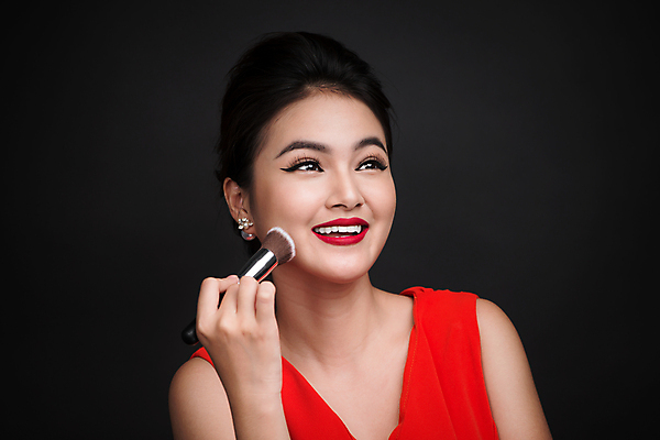 포토 JPG 해외이미지 여자 실내 한명 들기 동양인 상반신 성인 앞모습 화장 뷰티 검은색 메이크업브러쉬 성인여자한명만 해외포토 1 뷰포인트 컬러 모션 사람 인종 내부 붓 여자한명만 성인여자만 파일형식 이미지허브