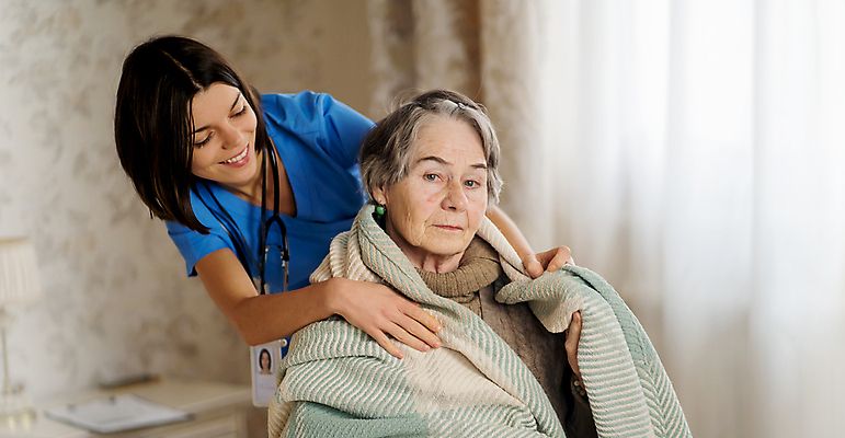 포토 JPG 해외이미지 백인 직업 여자 노년 행복 할머니 가족 포옹 주택 함께함 건강 병원 사랑 미소 사람 앉기 두명 치료 약 환자 간호사 의사 덮개 도움 질병 은퇴 휠체어 문제 돌봄 옛날 재활 조부모 지원 치유 특별함 해외포토 서양인 감정 컨셉 의학 관계 안기 모션 표정 성인 건물 의료진 뚜껑 파일형식 이미지허브