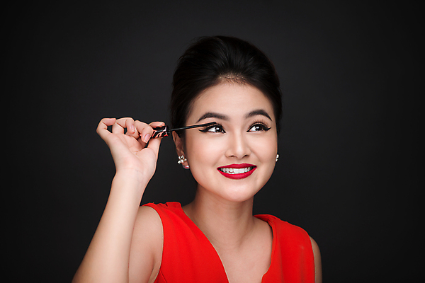 포토 JPG 해외이미지 여자 실내 한명 미소 들기 동양인 상반신 성인 앞모습 화장 뷰티 검은색 마스카라 성인여자한명만 해외포토 1 뷰포인트 컬러 모션 표정 사람 인종 내부 화장품 여자한명만 성인여자만 파일형식 이미지허브