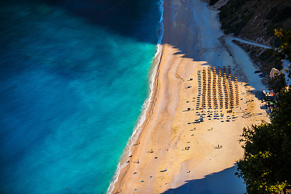 포토 JPG 해외이미지 유럽 모래 바다 섬 여행 하늘색 하늘 휴가 산 안테나 파노라마 사람없음 초록색 물 파란색 수영 흰색 만 지중해 그리스 석호 그리스인 드론 터키석 파라다이스 해외포토 자연요소 서양인 나라 컬러 통신 촬영기법 수상스포츠 보석 파일형식 이미지허브