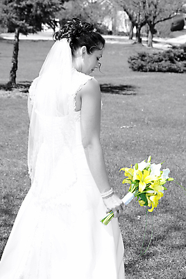 포토 JPG 해외이미지 백인 손 응시 드레스 여자 꽃 행복 얼굴 꽃다발 결혼 신혼부부 결혼식 사랑 한명 사람 성인 세로 뷰티 유행 검은색 흰색 축하 잡기 가운 우아함 팔 해외포토 서양인 식물 1 부부 시선 옷 감정 컬러 컨셉 모션 이벤트 신체부위 신혼 파일형식 이미지허브