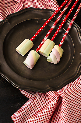 포토 JPG 해외이미지 접시 검은배경 디저트 사람없음 꼬치 꽂음 마시멜로우 해외포토 식기 음식 백그라운드 검은색 파일형식 이미지허브