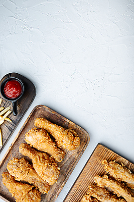 포토 JPG 해외이미지 실내 사람없음 하이앵글 치킨 감자튀김 케첩 흰배경 닭다리 나무도마 나무쟁반 닭다리튀김 카피스페이스 텐더 해외포토 뷰포인트 백그라운드 감자 도마 쟁반 내부 목재 공백 튀김 흰색 소스_음식 닭고기요리 파일형식 이미지허브