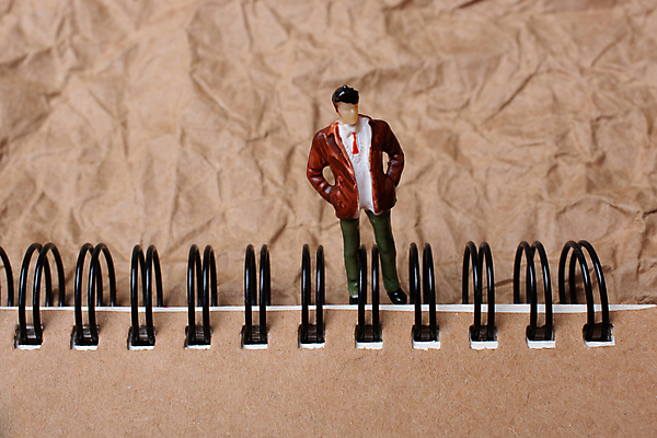 포토 JPG 해외이미지 실내 사람없음 인물미니어처 스프링노트 갈색배경 해외포토 백그라운드 내부 갈색 공책 미니어처 파일형식 이미지허브