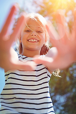 포토 JPG 해외이미지 백인 라이프스타일 응시 공원 여학생 여자 행복 감정 얼굴 어린이 장난 모션 표정 건강 관리 한명 미소 웃음 사람 야외 여름 맑음 기쁨 표현 즐거움 흥분 긍정 주말 해외포토 서양인 1 학생 시선 계절 공공시설 컨셉 날씨 생활 신체부위 파일형식 이미지허브