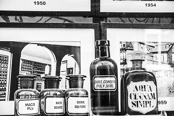 포토 JPG 해외이미지 유리 선반 선물 사람없음 약 갈색 라벨 기름 컨테이너 약국 허브 함선 수납 성분 마약 신맛 해외포토 식물 산업 음식 컬러 가구 배_교통 의학 재질 프레임 맛 파일형식 이미지허브