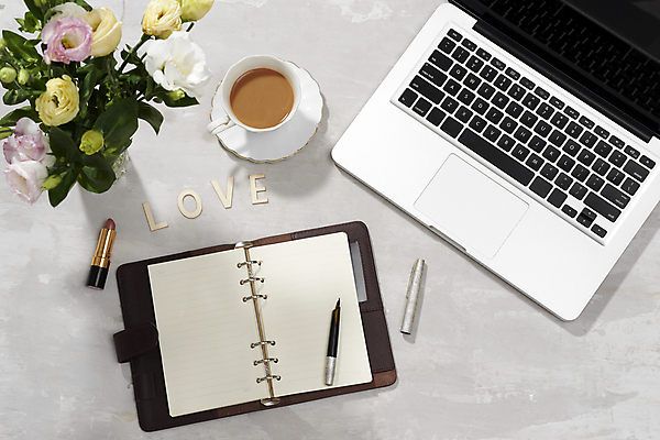 포토 JPG 해외이미지 꽃 커피 실내 사람없음 노트북 하이앵글 펜 립스틱 커피잔 컵받침 흰배경 플래너 해외포토 식물 음료 뷰포인트 백그라운드 잔 내부 전자제품 필기구 화장품 흰색 받침대 파일형식 이미지허브