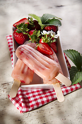 포토 JPG 해외이미지 딸기 아이스크림 실내 사람없음 달콤 시원함 체크무늬 과일아이스크림 딸기꽃 딸기아이스크림 막대아이스크림 나무배경 해외포토 꽃 백그라운드 무늬 과일 디저트 내부 맛 파일형식 이미지허브