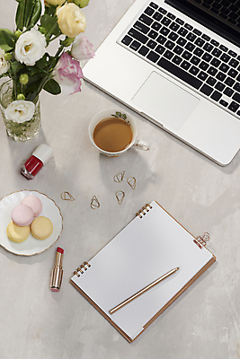 포토 JPG 해외이미지 접시 꽃 커피 디저트 실내 사람없음 노트북 펜 꽃병 립스틱 달콤 흰배경 매니큐어 스프링노트 메모꽂이 마카롱 해외포토 식물 식기 음료 음식 백그라운드 문구용품 내부 전자제품 필기구 공책 화장품 흰색 맛 파일형식 이미지허브