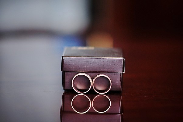 포토 JPG 해외이미지 디자인 커플 기념일 행복 결혼 백그라운드 컨셉 2 장신구 관계 탁자 결혼식 발렌타인데이 선물 사랑 사람없음 빛 상자 뷰티 갈색 노란색 금속 어둠 낭만 축하 반지 쌍 원형 신용카드 황금 고급 닫기 보석 오브젝트 다이아몬드 약혼 블러 영원 갈색배경 국경 해외포토 도형 감정 컬러 가구 모션 데이이벤트 재질 이벤트 금융 광석 약속 파일형식 이미지허브