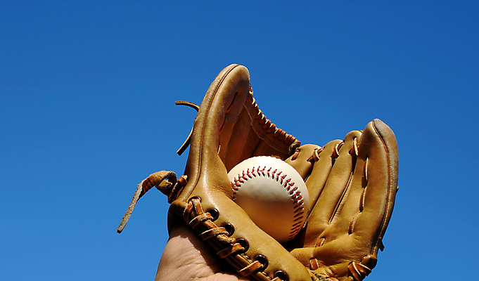 포토 JPG 해외이미지 전통 손 스포츠 장갑 공 놀이 하늘 성공 사람없음 야외 파란색 야구 게임 잡기 가죽 해외포토 잡화 컬러 컨셉 모션 신체부위 구기 파일형식 이미지허브