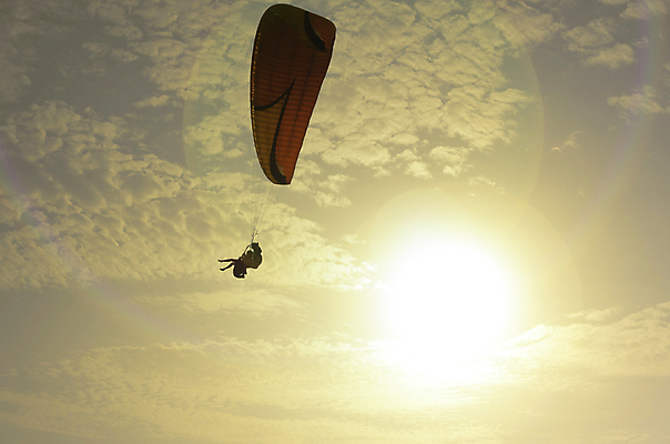 포토 JPG 해외이미지 실루엣 스포츠 여행 포즈 백그라운드 자연 하늘 바람 항해 사람 취미 사람없음 물 태양 검은색 황혼 일몰 자유 비행 공항 헬멧 위험 고도 항공 오르기 낙하산 엔진 모터 글라이더 해외포토 자연요소 컬러 컨셉 배_교통 교통시설 모션 날씨 촬영기법 노을 보호장비 생태계 파일형식 이미지허브