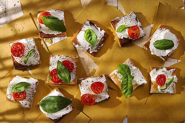 포토 JPG 해외이미지 음료 음식 빵 토마토 치즈 사람없음 빛 이탈리아 흰색 플랫 맛 크림 토스트 바질 고립 짠맛 전경 맛있는 해외포토 유럽 컬러 컨셉 채소 유제품 풍경 파일형식 탑뷰 이미지허브