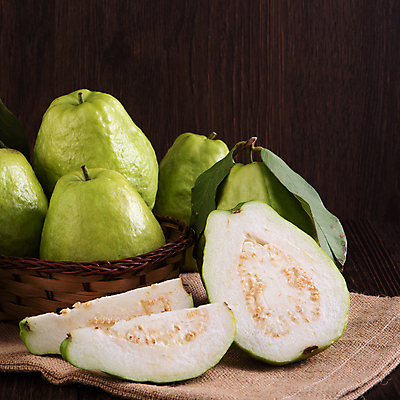 포토 JPG 해외이미지 잎 과일 단면 실내 사람없음 바구니 식탁보 담기 슬라이스 과일조각 구아바 나무배경 해외포토 식물 조각 백그라운드 모션 내부 열대과일 파일형식 이미지허브