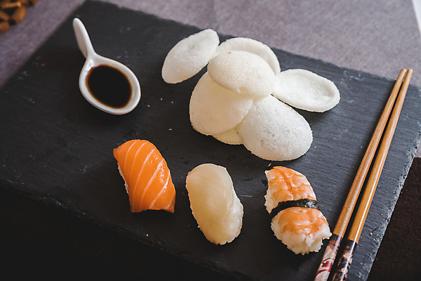 포토 JPG 해외이미지 전통 꽃 아시아 문화 음식 바다 조각 백그라운드 다이어트 젓가락 밥 치즈 새우 건강 육류 어류 동양인 사람없음 식당 일본 검은색 식사 저녁식사 초밥 회 흰색 신선 최고 해조류 먹기 해산물 묘사 메뉴 준비 날것 롤 연어 아보카도 점심식사 대두 식품점 전문 해외포토 식물 나라 컬러 과일 식재료 모션 유제품 수저 갑각류 인종 상점 수중동물 해양식물 일본음식 파일형식 이미지허브