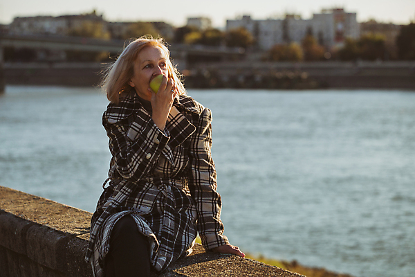 포토 JPG 해외이미지 백인 라이프스타일 여자 노년 음식 겨울 다이어트 과일 휴식 건강 한명 미소 앉기 성인 야외 강 도시풍경 햇빛 태양 일몰 활발 기쁨 코트 가을 잡기 도시 닫기 사과 강가 은퇴 먹기 상쾌 시티라이프 보여주기 건강식 옛날 해외포토 자연요소 서양인 1 계절 감정 컨셉 모션 표정 사람 풍경 생활 노을 외투 파일형식 이미지허브