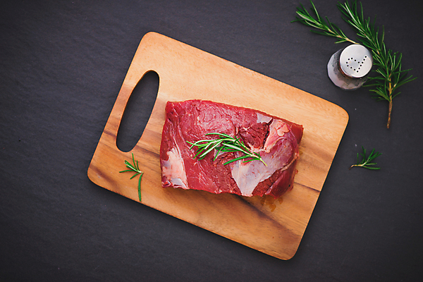 포토 JPG 해외이미지 검은배경 실내 생고기 사람없음 하이앵글 소고기 로즈메리 나무도마 소금통 해외포토 뷰포인트 백그라운드 도마 육류 내부 목재 검은색 허브 파일형식 이미지허브