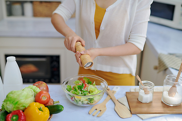 포토 JPG 해외이미지 여자 토마토 유리병 파프리카 실내 요리 한명 들기 상반신 성인 앞모습 주방 샐러드 양상추 소금 뒤집개 후추 나무숟가락 건강식 나무주걱 후추갈이 성인여자한명만 해외포토 1 음식 뷰포인트 채소 모션 주방용품 병_용기 사람 내부 목재 숟가락 향신료 주걱 분쇄기 여자한명만 성인여자만 파일형식 이미지허브