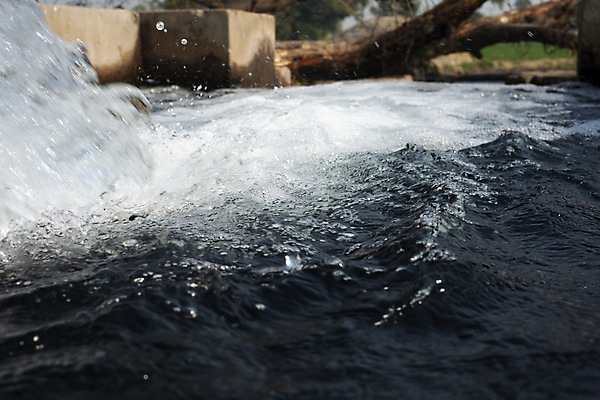 포토 JPG 해외이미지 계절 산업 물결 백그라운드 밭 농업 모션 자연 표면 휴식 풍경 초원 사람없음 야외 농장 농경지 마을 환경 정원 봄 폭포 흐름 흰색 시골 신선 붓기 떨어짐 준비 파이프 튜브 펌프 밭일 파이프라인 공급 해외포토 컬러 컨셉 생태계 파이프_관 파일형식 이미지허브