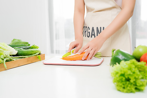 포토 JPG 해외이미지 여자 채소 도마 실내 요리 한명 상반신 성인 옆모습 당근 잡기 칼 자르기 재료손질 성인여자한명만 해외포토 1 뷰포인트 모션 주방용품 뿌리채소 사람 내부 손질 여자한명만 성인여자만 파일형식 이미지허브