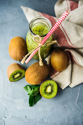 포토 JPG 해외이미지 리본 회색배경 단면 유리병 실내 키위 빨대 사람없음 과일주스 노끈 키위주스 해외포토 줄 백그라운드 과일 병_용기 내부 주스 회색 파일형식 이미지허브