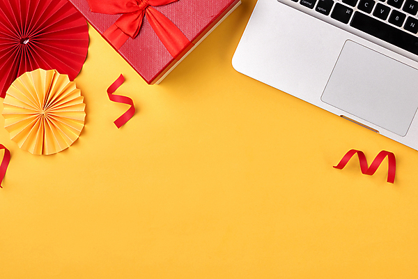 포토 JPG 해외이미지 리본 크리스마스 실내 크리스마스선물 사람없음 선물상자 노트북 오브젝트 노란배경 종이우산 카피스페이스 해외포토 기념일 백그라운드 우산 선물 내부 전자제품 상자 노란색 공백 파일형식 이미지허브