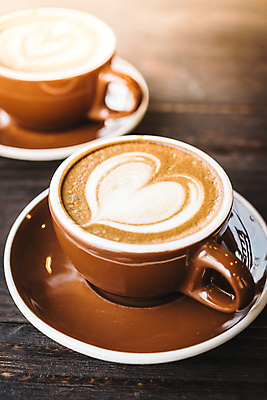 포토 JPG 해외이미지 커피 음료 음식 백그라운드 탁자 미술 사람없음 목재 컵 갈색 상점 검은색 거품 카페 우유 머그컵 수확 흰색 뜨거움 아침식사 굽기 아로마 카푸치노 에스프레소 라떼 해외포토 나무 식기 컬러 가구 농업 재료 문화예술 유제품 식사 구이 파일형식 이미지허브