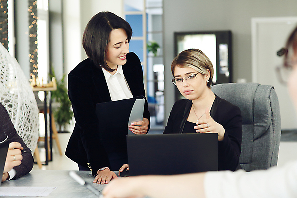포토 JPG 해외이미지 직업 여자 비즈니스 통신 회의 협력 설계 노동자 아이디어 함께함 대화 여러명 노트북 사무실 업무 작업 비즈니스우먼 발표 그룹 계획 토론 종업원 동료 경영자 해외포토 다수 컨셉 관계 말하기 사람 전자제품 직장인 리더 파일형식 이미지허브