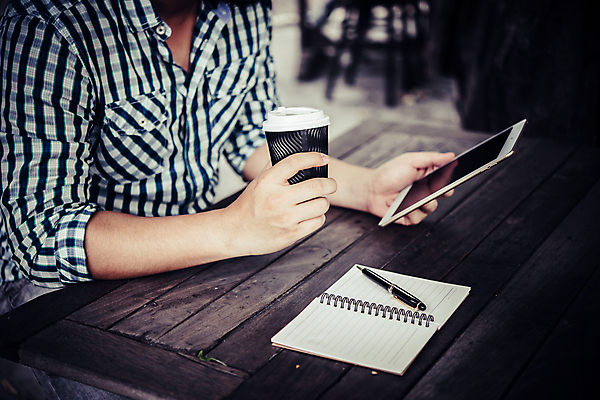 포토 JPG 해외이미지 교육 남자 커피 컨셉 비즈니스 탁자 관리 사람 사람없음 목재 컵 노트북 독서 알약 우주 디지털 스크린 공백 비즈니스맨 전자책 닫기 책상 거짓 해외포토 나무 식기 음료 가구 재료 모션 전자제품 약 직장인 파일형식 이미지허브