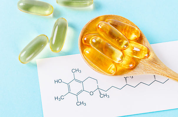 포토 JPG 해외이미지 의학 실내 사람없음 알약 약 파란배경 나무숟가락 화학식 해외포토 백그라운드 내부 파란색 숟가락 공식 파일형식 이미지허브