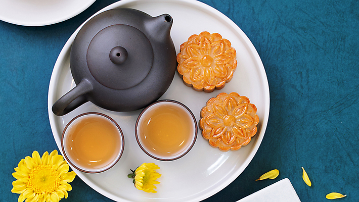 포토 JPG 해외이미지 꽃 디저트 실내 사람없음 하이앵글 찻잔 찻주전자 파란배경 월병 해외포토 식물 음식 뷰포인트 백그라운드 주전자 잔 내부 파란색 과자 중국전통 파일형식 이미지허브