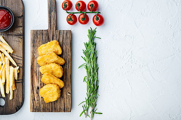 포토 JPG 해외이미지 방울토마토 실내 사람없음 하이앵글 치킨 감자튀김 케첩 로즈메리 나무도마 치킨너겟 카피스페이스 해외포토 음식 뷰포인트 토마토 감자 도마 내부 목재 공백 튀김 소스_음식 허브 닭고기요리 파일형식 이미지허브