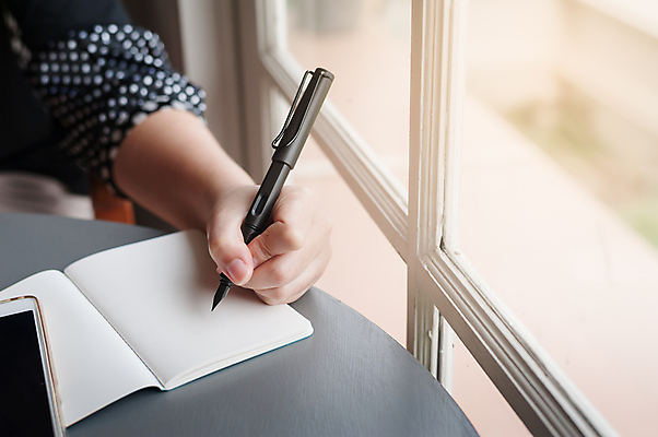 포토 JPG 해외이미지 학생 라이프스타일 여자 포즈 비즈니스 아침 추상 휴식 노동자 아이디어 직장 실내 사람없음 책 스터디 사무실 펜 평화 다이어리 쪽지 공책 카페 업무 메시지 기자 잡지 편지 작가 주말 단절 프리랜서 힙스터 카피스페이스 해외포토 주간 직업 패션 컨셉 무늬 회사 문구용품 사람 내부 생활 간행물 학습 필기구 상점 사무용품 공백 작업 파일형식 이미지허브