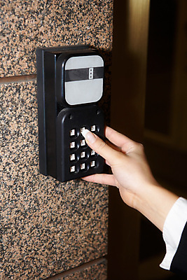 포토 JPG 해외이미지 백인 손 옷 여자 컨셉 비즈니스 열쇠 노동자 한명 안전 야외 건물 사무실 문 타이핑 도시 업무 비즈니스우먼 암호 손톱 비밀 통로 잠금 보안 전자 시스템 S 설정 정중 접근 해외포토 서양인 직업 1 건축물 알파벳 사람 신체부위 작업 직장인 파일형식 이미지허브