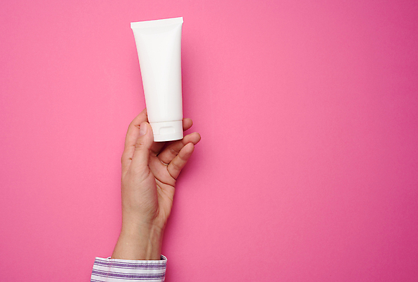 포토 JPG 해외이미지 손 실내 들기 신체부위 뷰티 화장품 피부관리 튜브용기 분홍색배경 해외포토 분홍색 백그라운드 모션 사람 내부 용기_그릇 파일형식 이미지허브