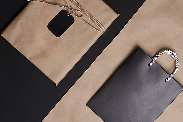 포토 JPG 해외이미지 종이 백그라운드 컨셉 가방 비즈니스 포장 휴가 선물 사람없음 쇼핑 쇼핑백 유행 꼬리표 세일 쌓기 상점 검은색 축제 축하 인사 시장 구매 사인 상업 패키지 질서 소매 온라인 승진 금요일 마케팅 매각 플랫레이 카피스페이스 블랙프라이데이 제의 해외포토 잡화 컬러 모션 데이이벤트 라벨 공백 예절 플랫 요일 파일형식 이미지허브